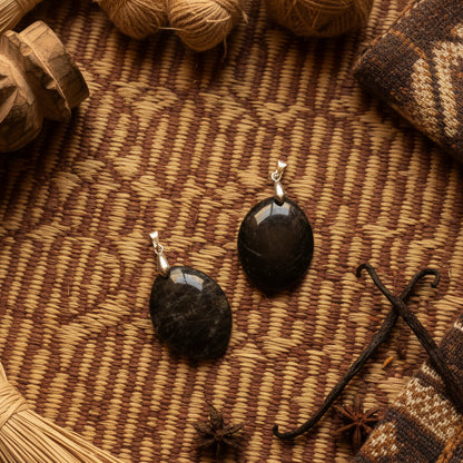 Pierre de lune noire de Madagascar, pendentif qualité AAA