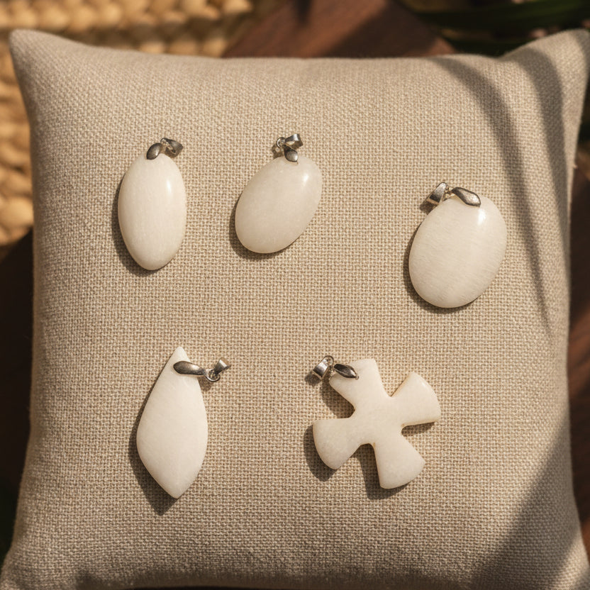 Aragonite blanche pendentif forme libre qualité AA+