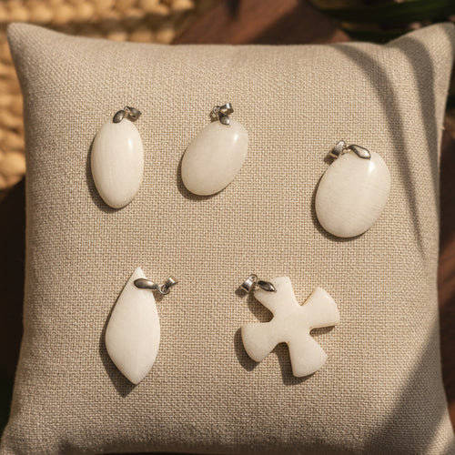 Aragonite blanche pendentif forme libre qualité AA+