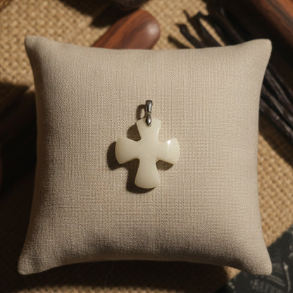 Aragonite blanche pendentif forme libre qualité AA+