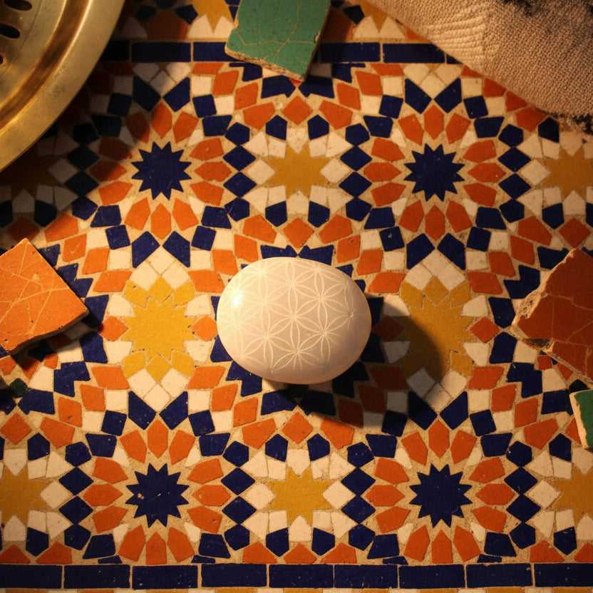 Sélénite, Galet gravé fleur de vie 50x60mm, Maroc.