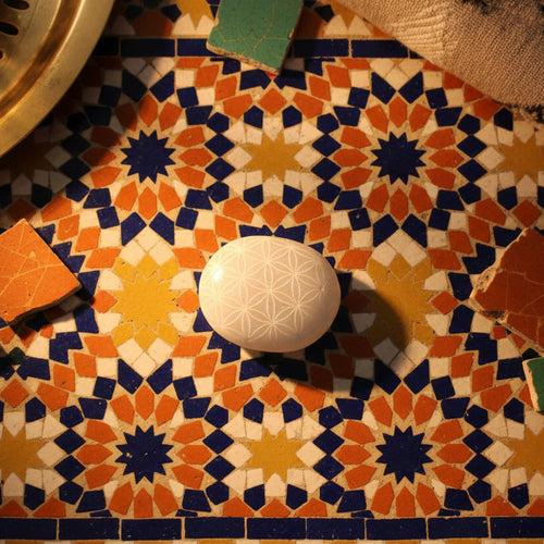 Sélénite, Galet gravé fleur de vie 50x60mm, Maroc.