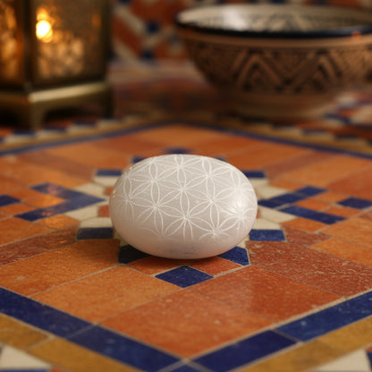 Sélénite, Galet gravé fleur de vie 50x60mm, Maroc.