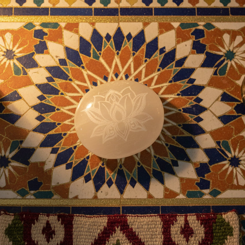 Sélénite, Galet gravé fleur de lotus 50x60mm, Maroc.