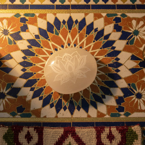 Sélénite, Galet gravé fleur de lotus 50x60mm, Maroc.