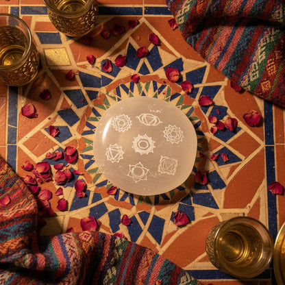Sélénite, Galet gravé 7 chakras 55x65mm, Maroc.
