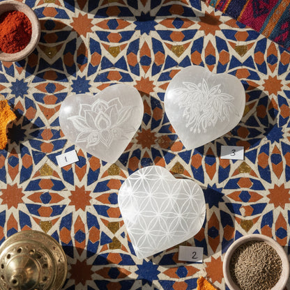 Sélénite, Coeurs gravés 65x60mm, Maroc, 3 modèles différents.