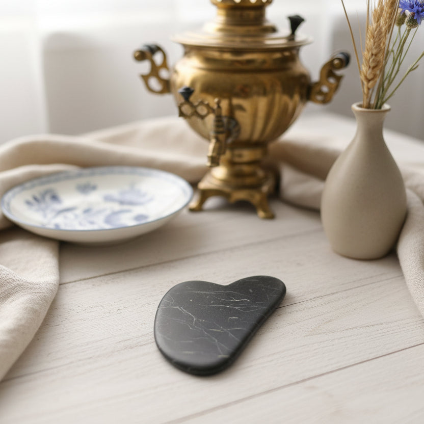 Shungite, Gua Sha 80x50mm provenance Russie qualité AAA.