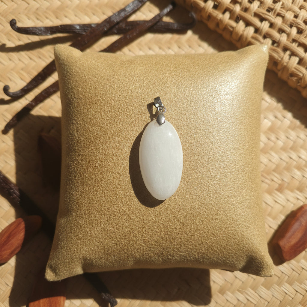 Aragonite blanche pendentif forme libre qualité AA+