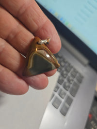 triangulaire légèrement ébréchée
