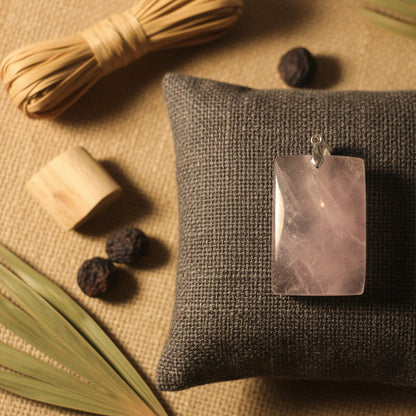 Quartz rose, pendentif forme libre qualité AA+