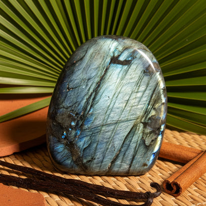 Labradorite de Madagascar, Forme libre N°5 qualité AAA.