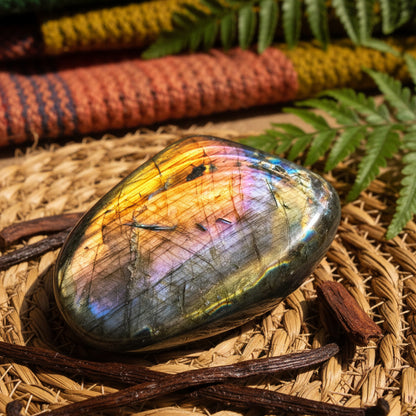 Labradorite (Spectrolite) de Madagascar, Forme libre N°6 qualité AAA.