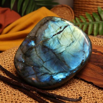 Labradorite de Madagascar, Forme libre N°7 qualité AAA.