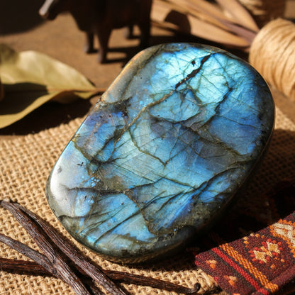 Labradorite de Madagascar, Forme libre N°7 qualité AAA.