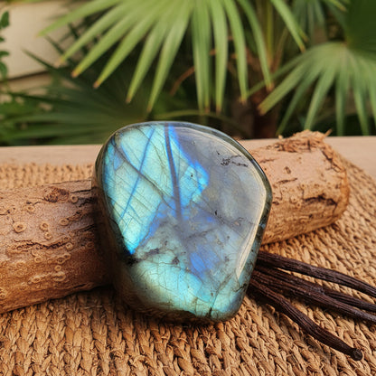 Labradorite de Madagascar, Forme libre N°8 qualité AAA.